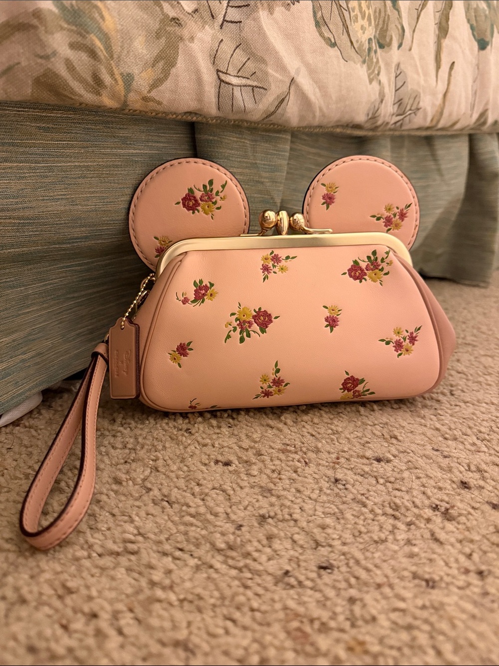 NEW Coach KISSLOCK WRISTLET WITH FLORAL MIX AND MINNIE MOUSE EARS - Picture 4 of 13